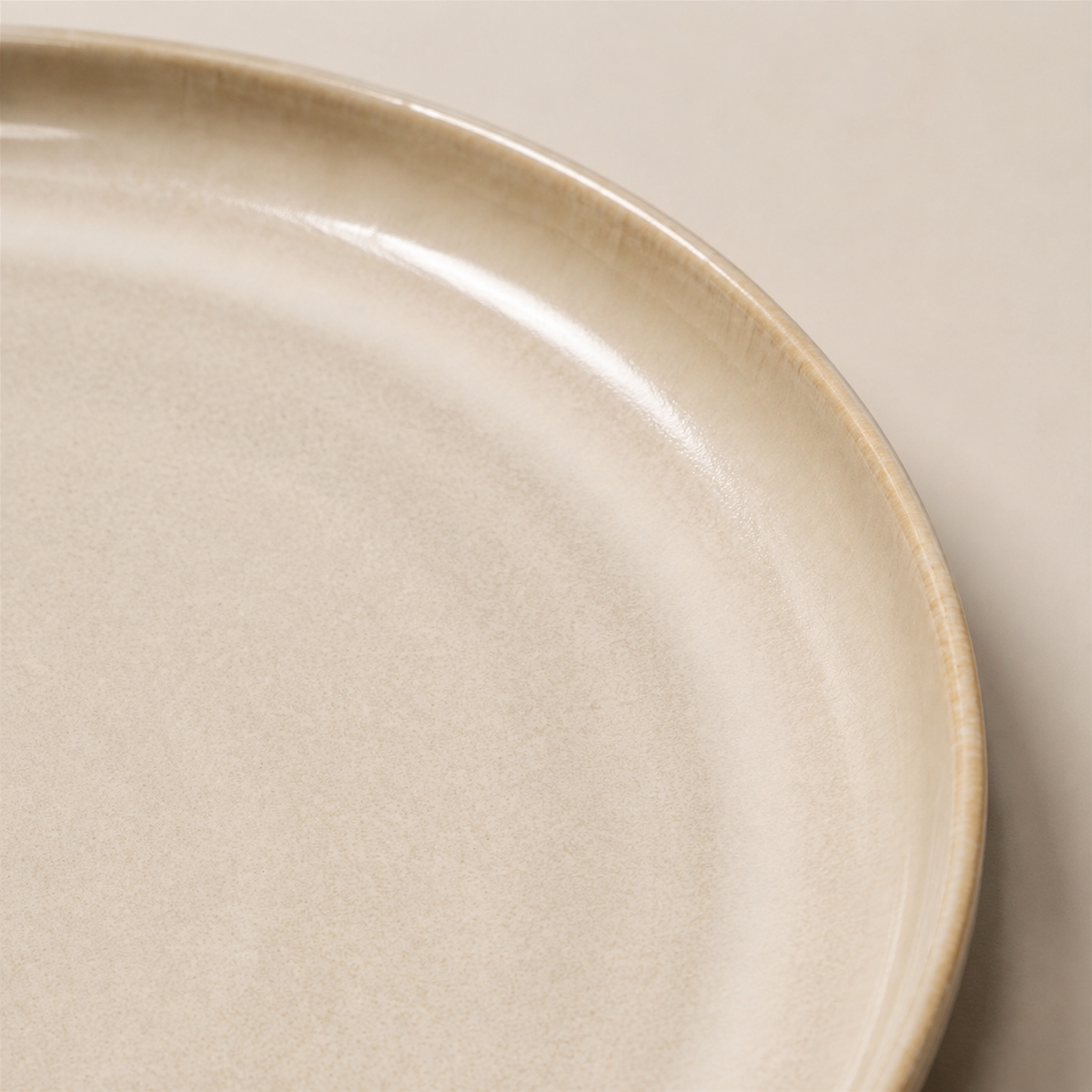 OrienX Grande assiette plate — Yunhuang — détail de la glaçure et du fin bord brun caramel