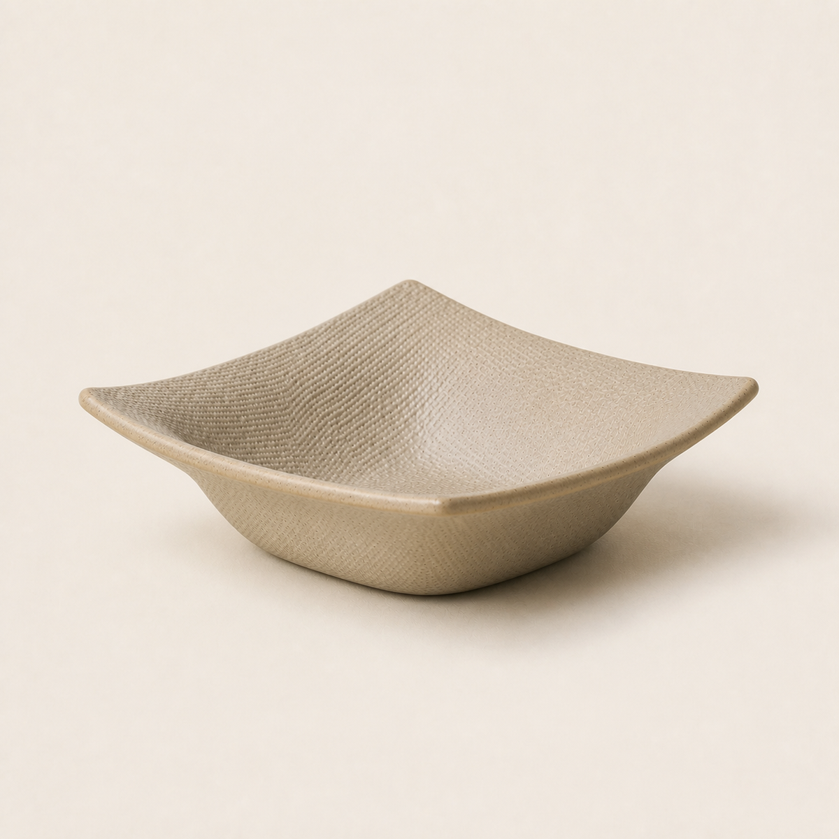 OrienX Plat carré — Sable tissé — vue à hauteur de la pièce