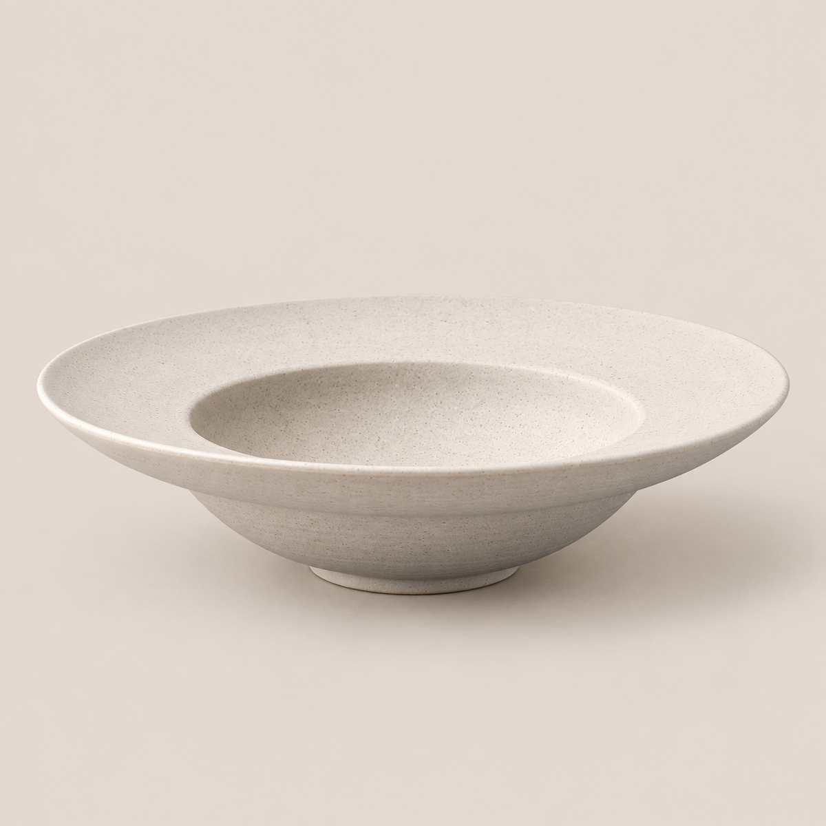 OrienX — Assiette creuse à aile Brume en céramique non émaillée, vue de trois quarts