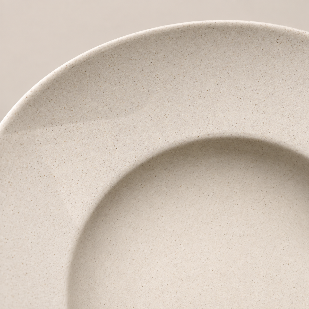 OrienX Assiette creuse à aile — Brume — détail de la matière