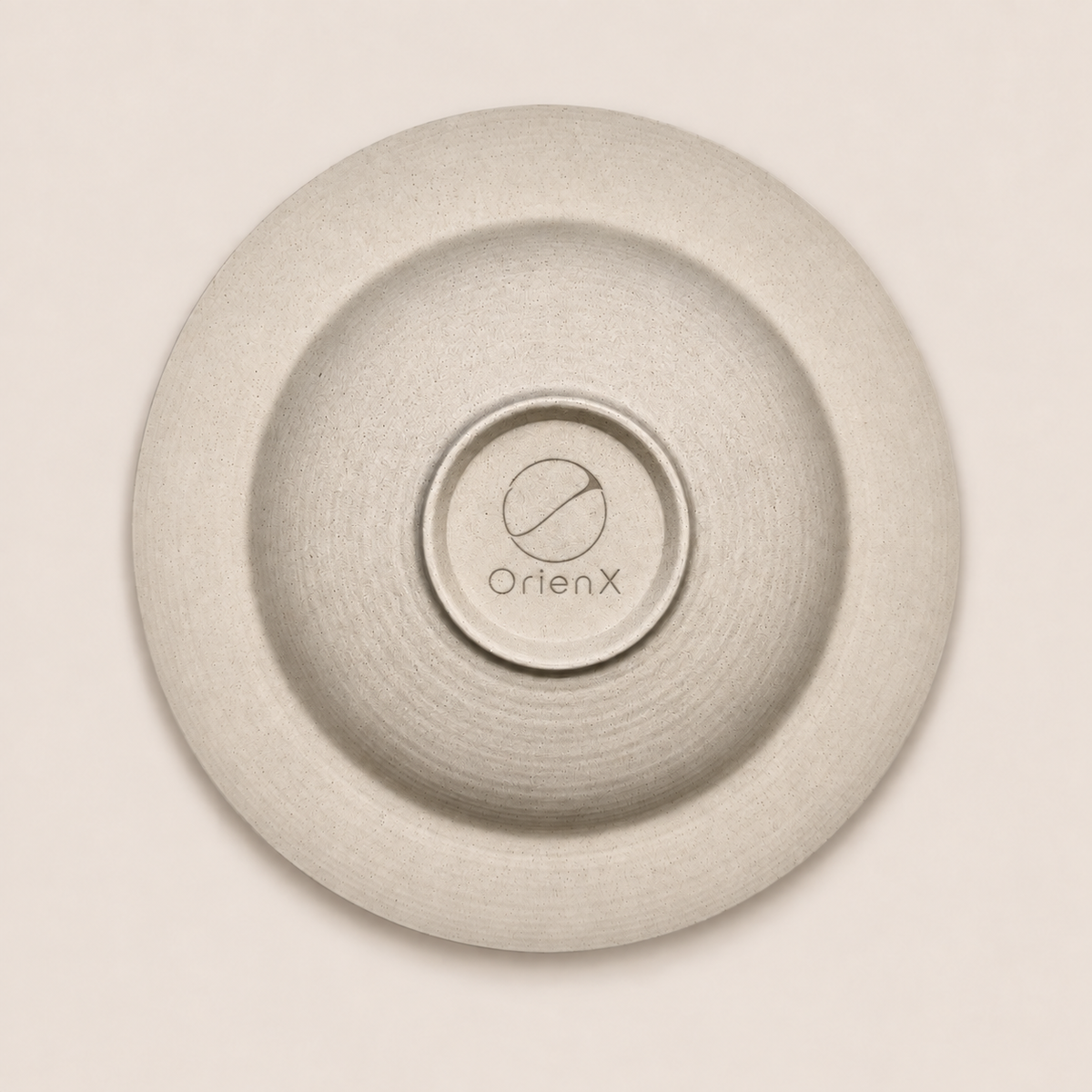 OrienX Assiette creuse à aile — Brume — dessous avec signature gravée au laser