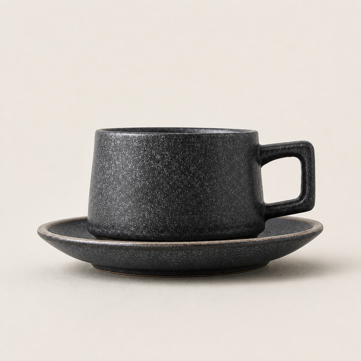 OrienX Tasse & soucoupe — Silex — vue à hauteur de la pièce