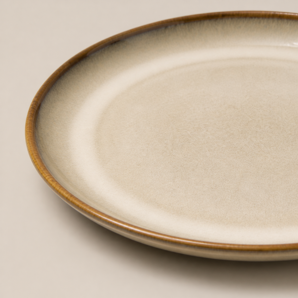 OrienX Assiette plate — Yunhuang — détail de l’émail réactif crème et du bord caramel