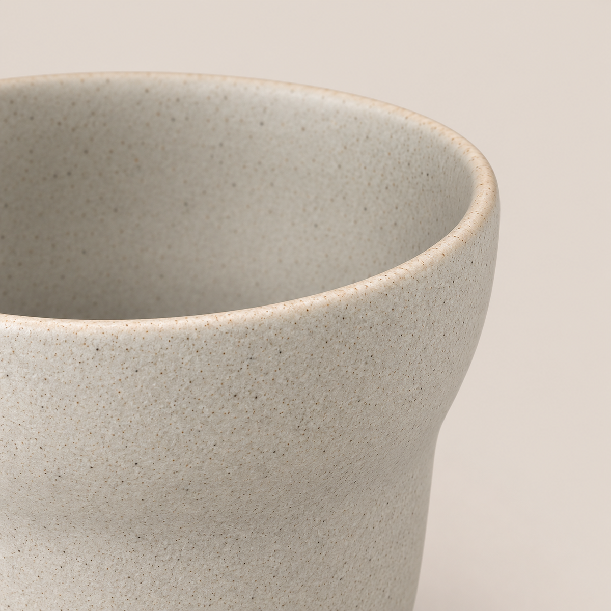 OrienX — Gobelet Brume, détail du bord et de la texture mate non émaillée