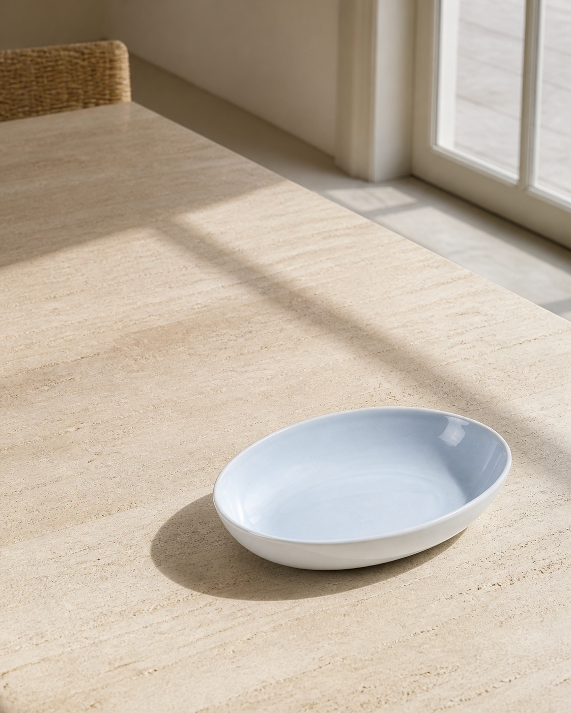 Plat ovale Ciel OrienX sur une table claire baignée de lumière