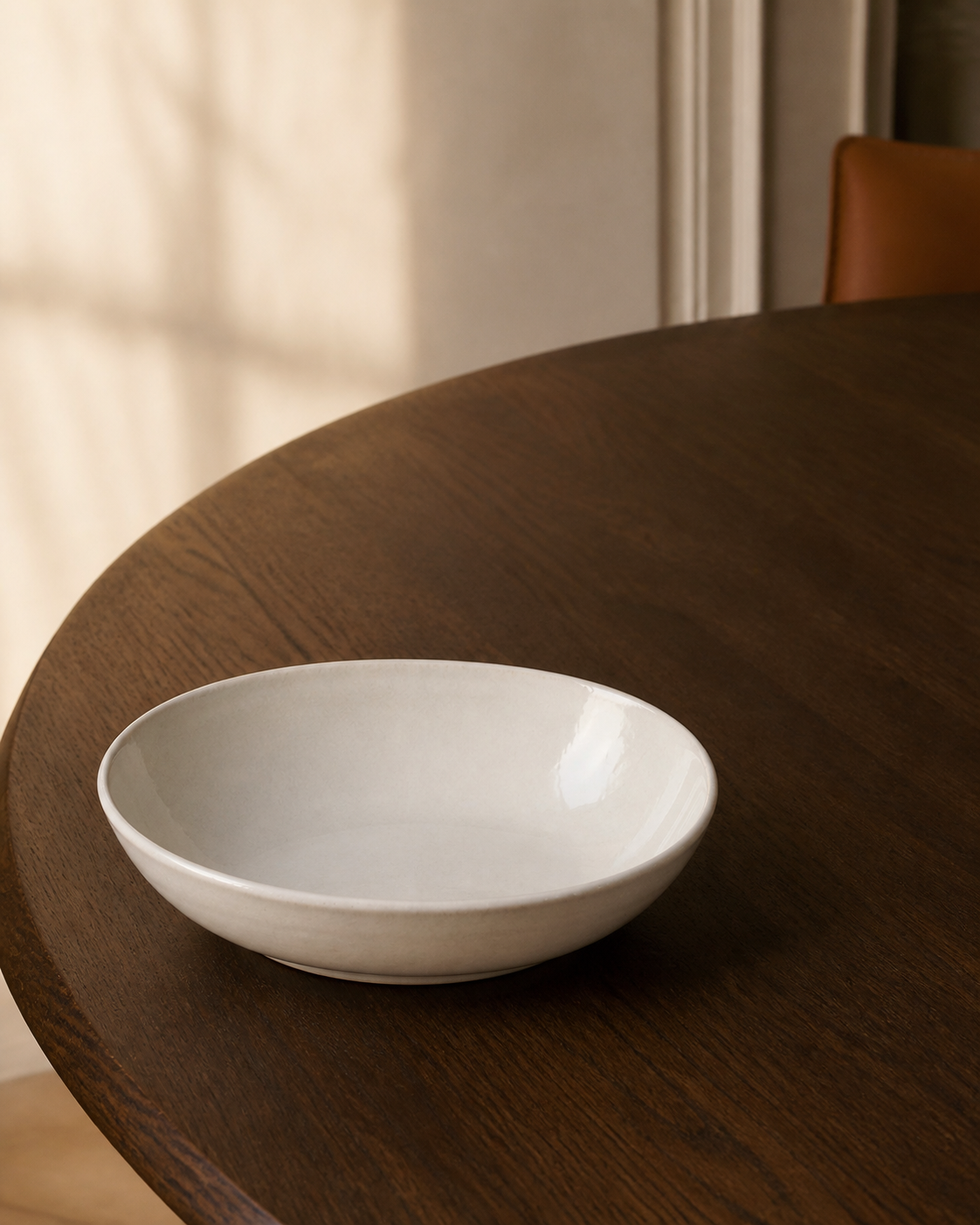 Plat ovale Ivoire OrienX sur une table ronde en bois sombre