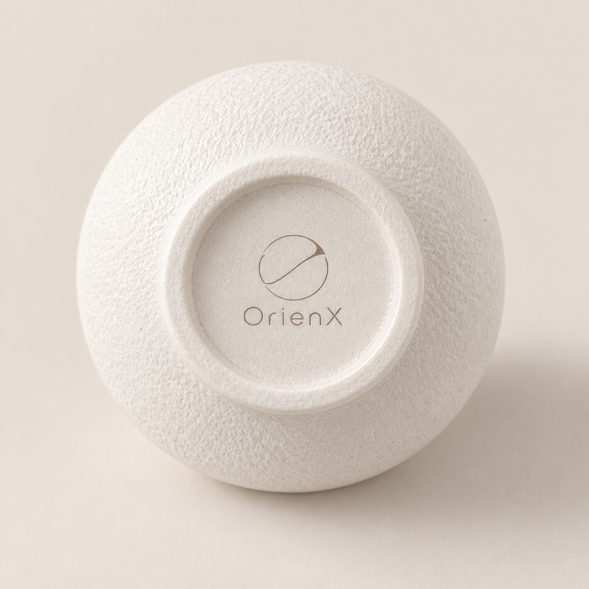 OrienX Tasse sur pied — Craie — dessous avec signature gravée au laser
