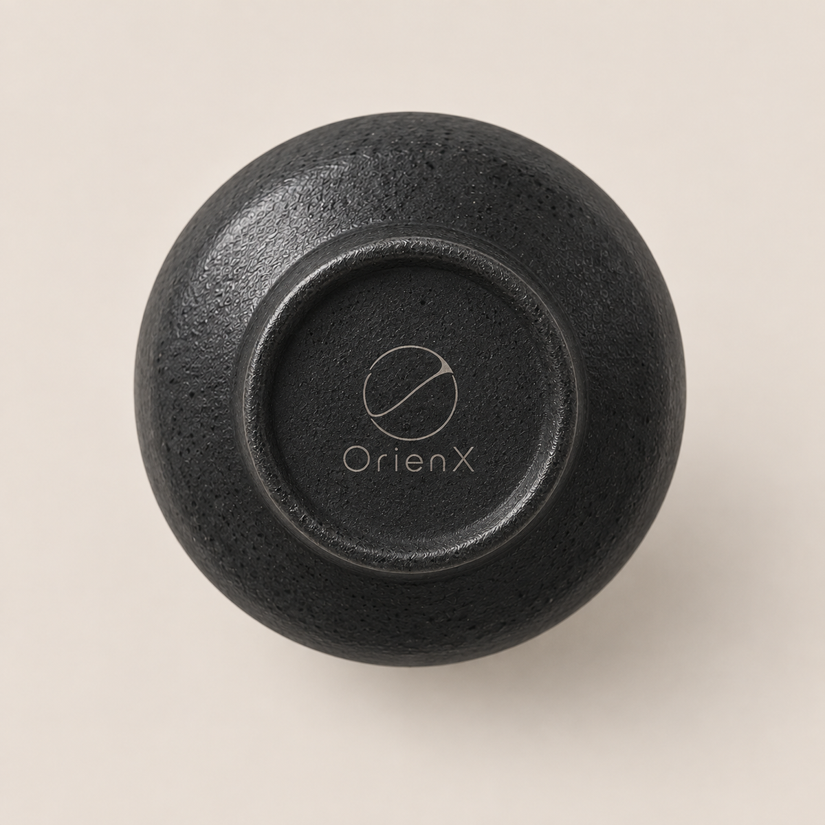 OrienX Tasse sur pied — Graphite — dessous avec signature gravée au laser