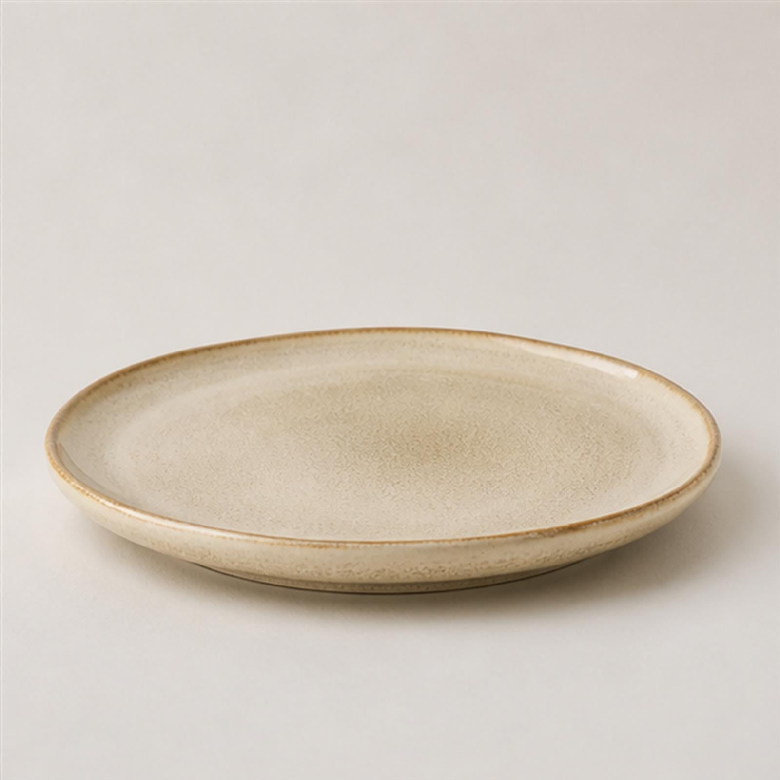 Assiette plate irrégulière 21 cm — Yunhuang, vue trois-quarts